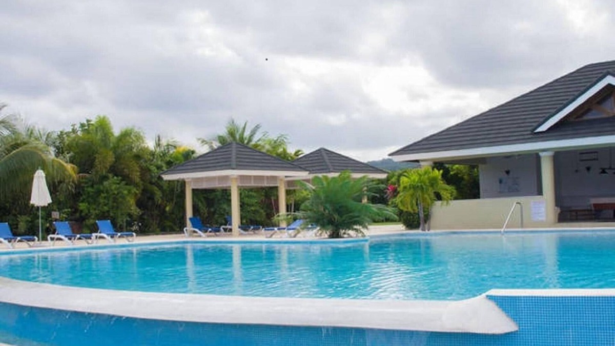 St. Ann's Bay House | Luxor Villa. Great location near major attractions in Ocho Rios!