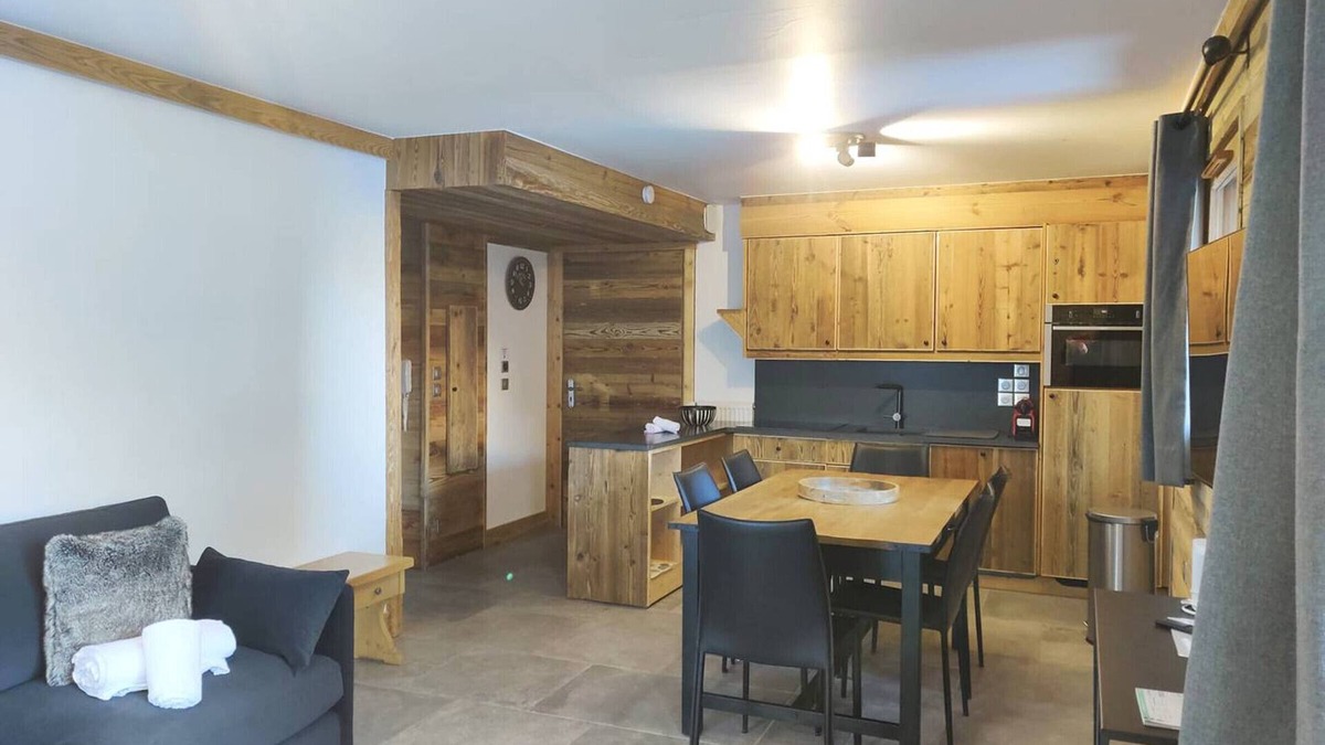 Saint-Martin-de-Belleville Apartment | Luxury apartment for 6 with pool, spa, and parking in Saint-Martin-de-Belleville