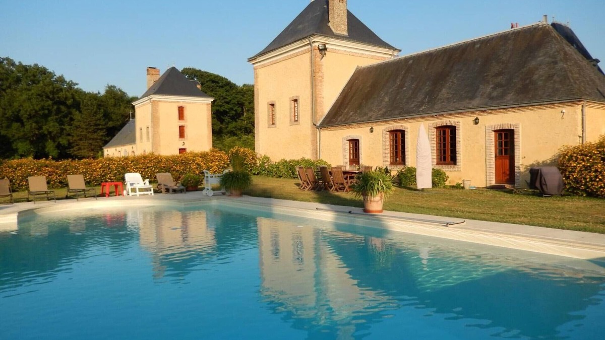 Tuffe Val de la Cheronne Cottage | Luxurious 4BR Manor with Private Pool and Modern Amenities, Close to Le Mans Circuit
