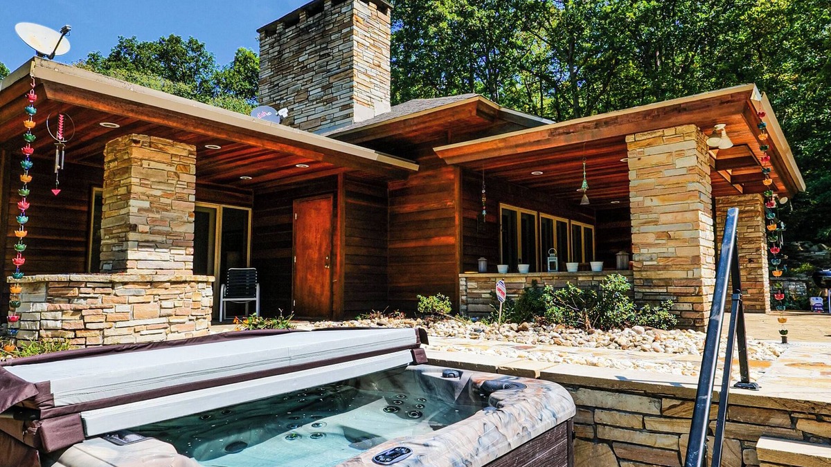 Farmington House | Luxuriant Frank Lloyd Wright Inspired Accommodations-The Dream House