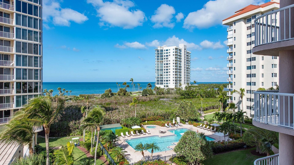 Park Shore Condo | Luxurios beach condo with balcony in every room and private beach access