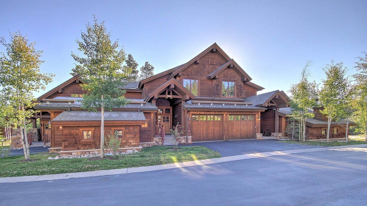 Breckenridge House | LUXURIOUS 1,400 SQFT TOWN HOME, SKI-IN, WALK TO GONDOLA AND MAIN ST BRECKENRIDGE