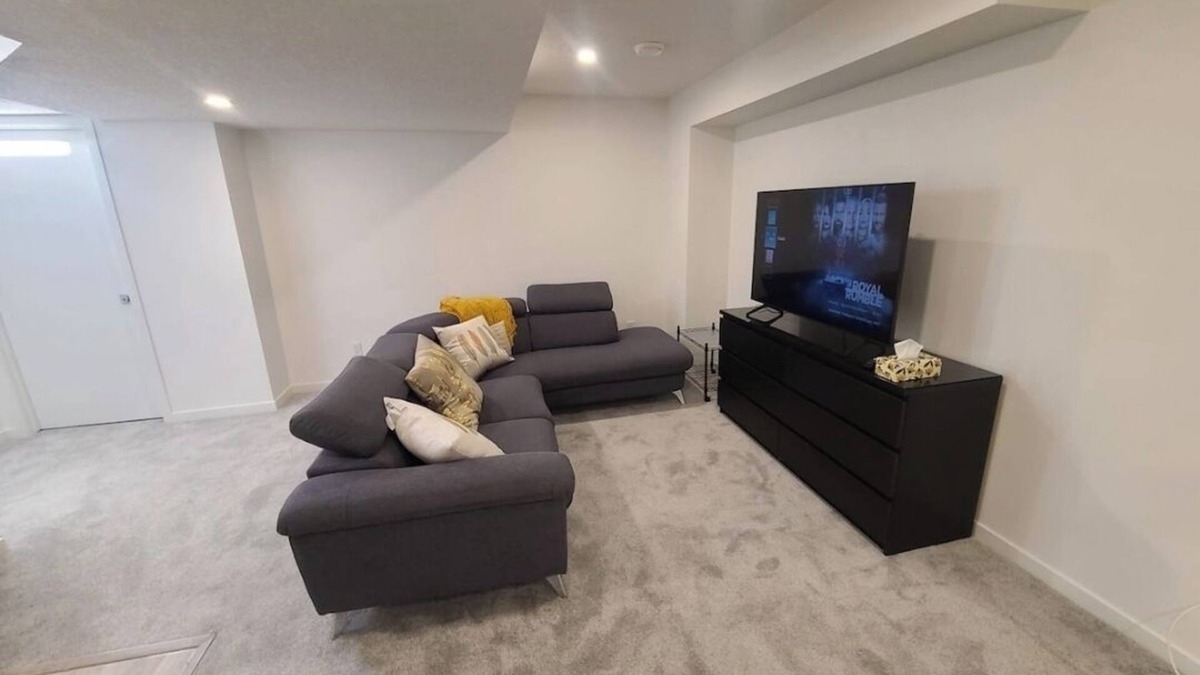 Airdrie House | Luxurious 1-bedroom basement suite in marvelous Airdrie 15 minutes to the Airpor