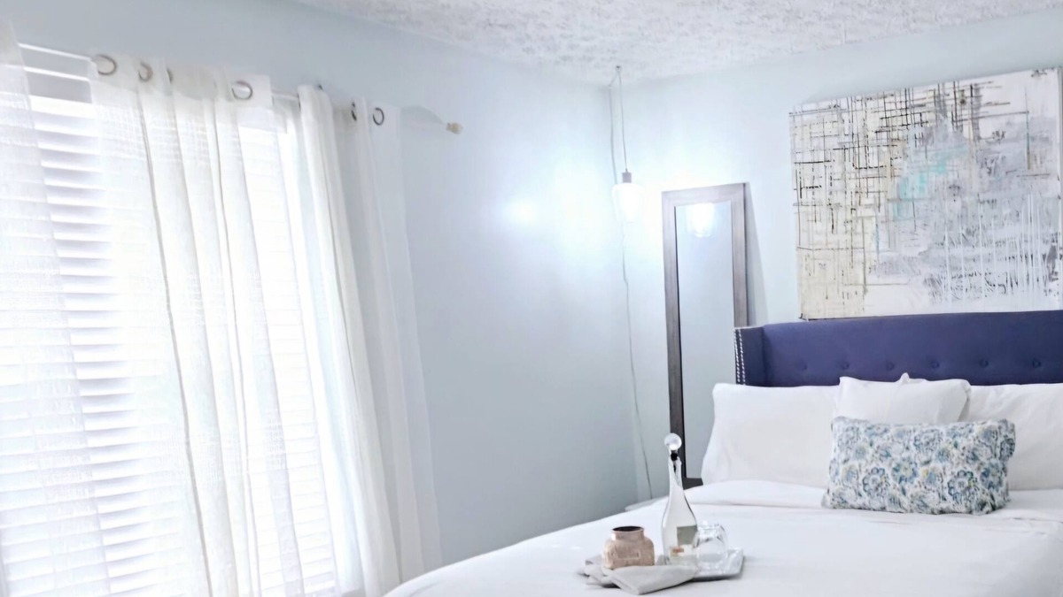 Galloway Condo | Luxurious 1-bedroom Condo just 11 min from Downtown Columbus Washer/Dry WiFi, AC