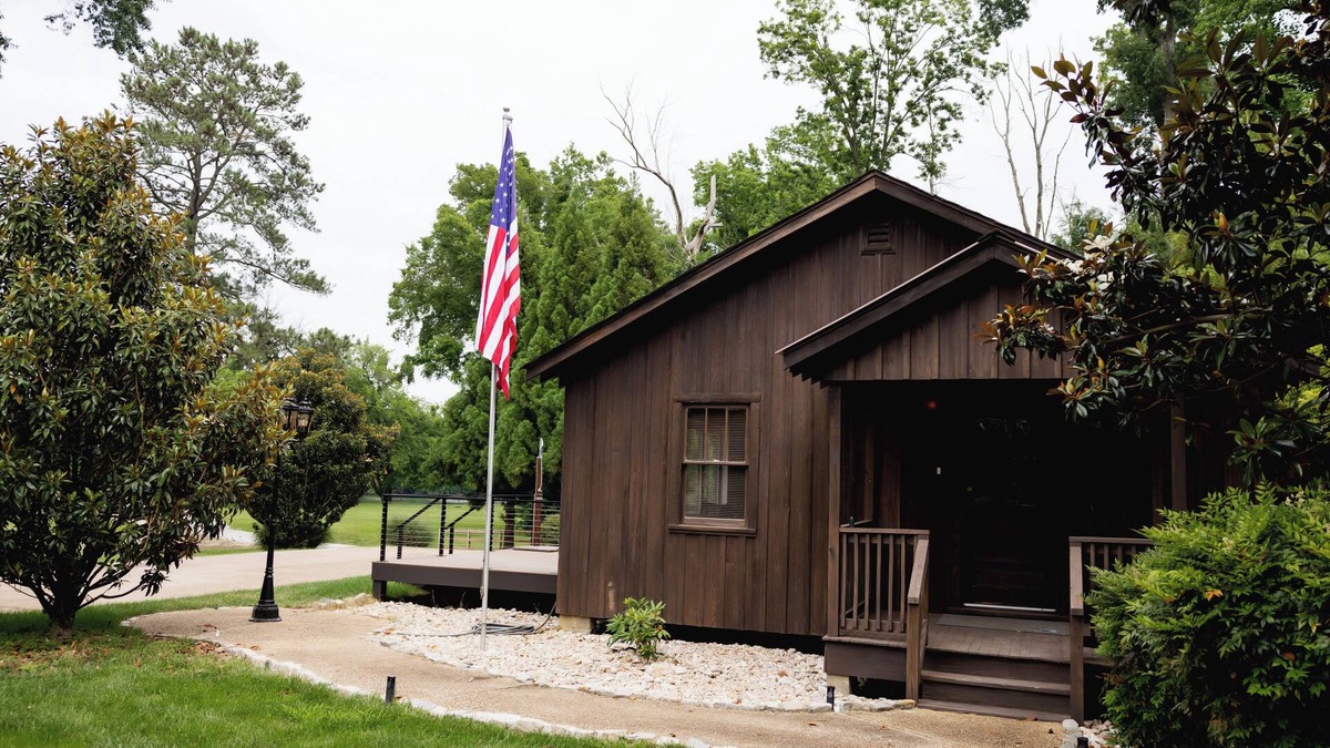 Midlothian Cottage | Luxurious 1-bedroom riverfront Cottage with AC and WiFi in charming Midlothian.