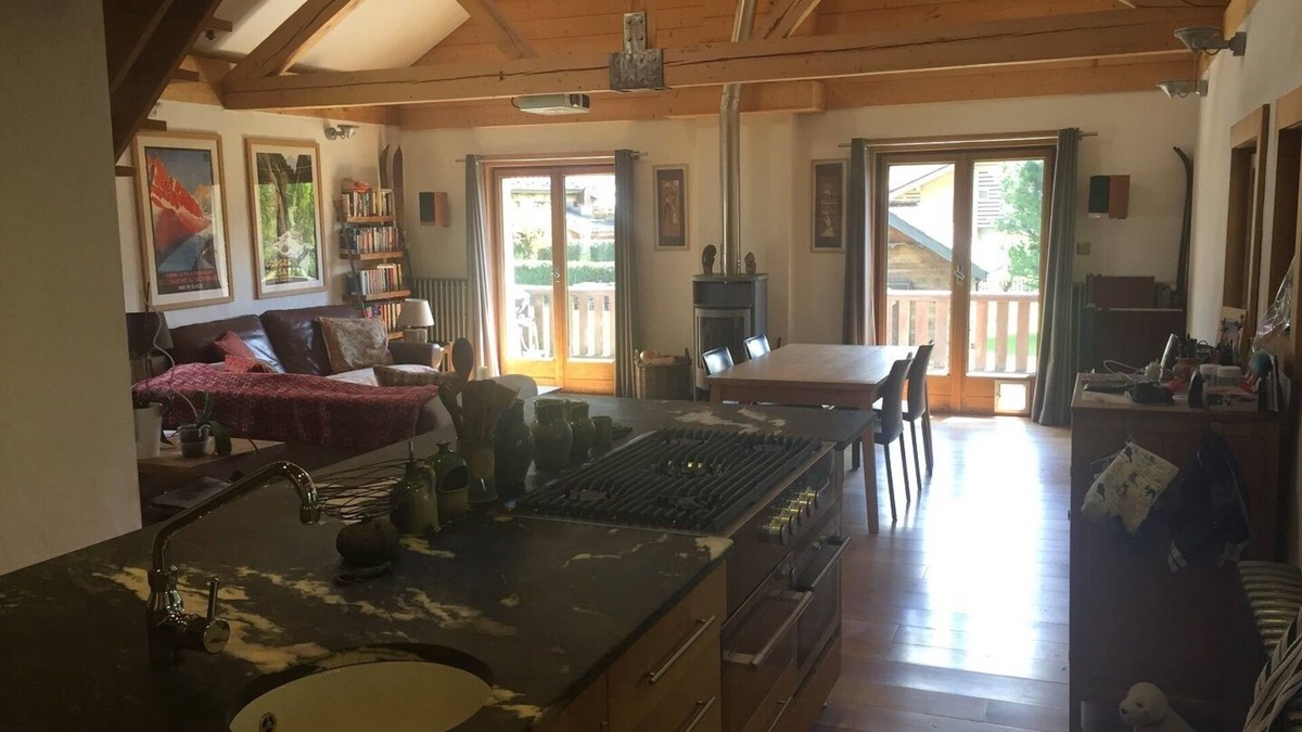 Les Praz-de-Chamonix Apartment | Luxurious 105 sq meter double height apt, walk to ski and golf