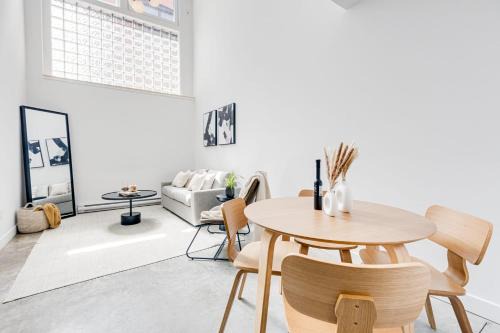 Mile End Apartment | Luxurious 1BDR Two-Floor Loft in Mile End -1A