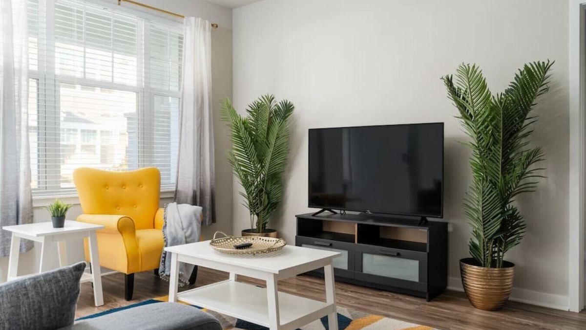 Plato Center Apartment | Luxurious 2 BD/2BA -WFH Equipped