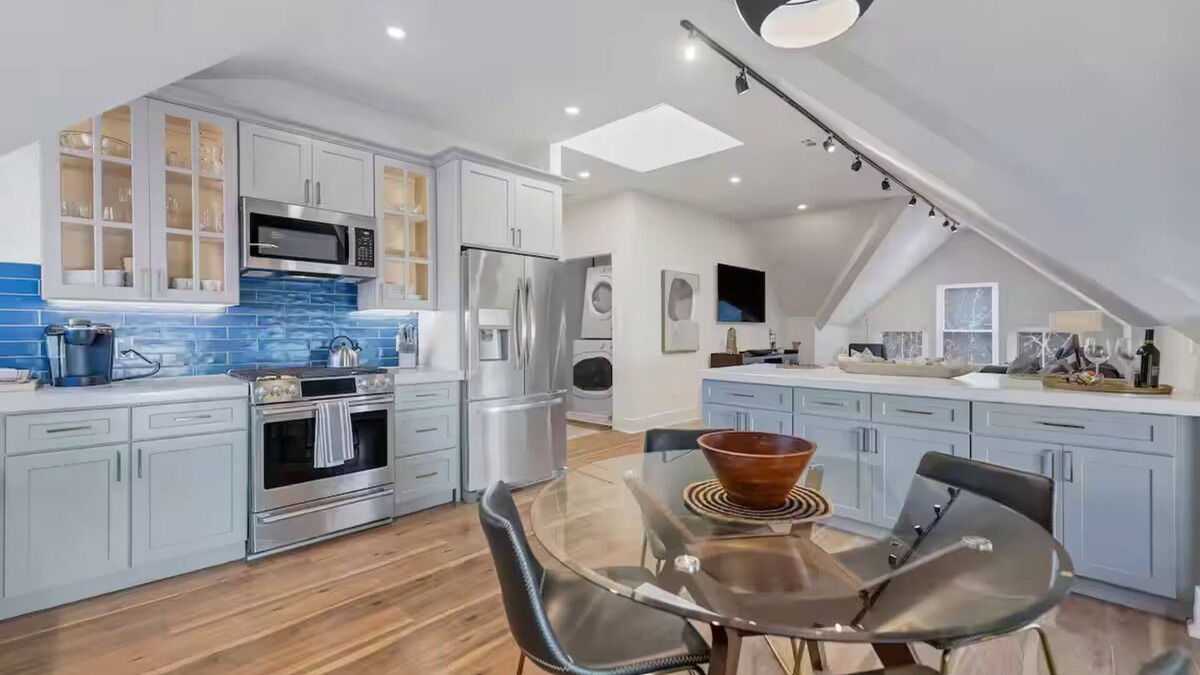 Walnut Hills Apartment | Luxurious 2 Bdrm 2 Bath 3rd floor Walkup