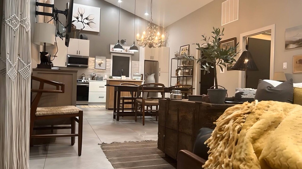 Carbondale House | Luxurious 2 Bdrm Creekside Deckhouse Retreat