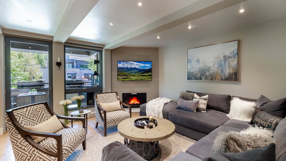 Aspen Condo | Luxurious 2-Bed 2-bath with Breathtaking Views & A/C!