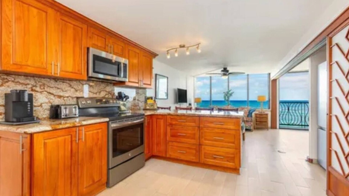 Mokuleia Condo | Luxurious 2-bedroom/2-bathroom oceanfront condo with pool, jacuzzi and parking