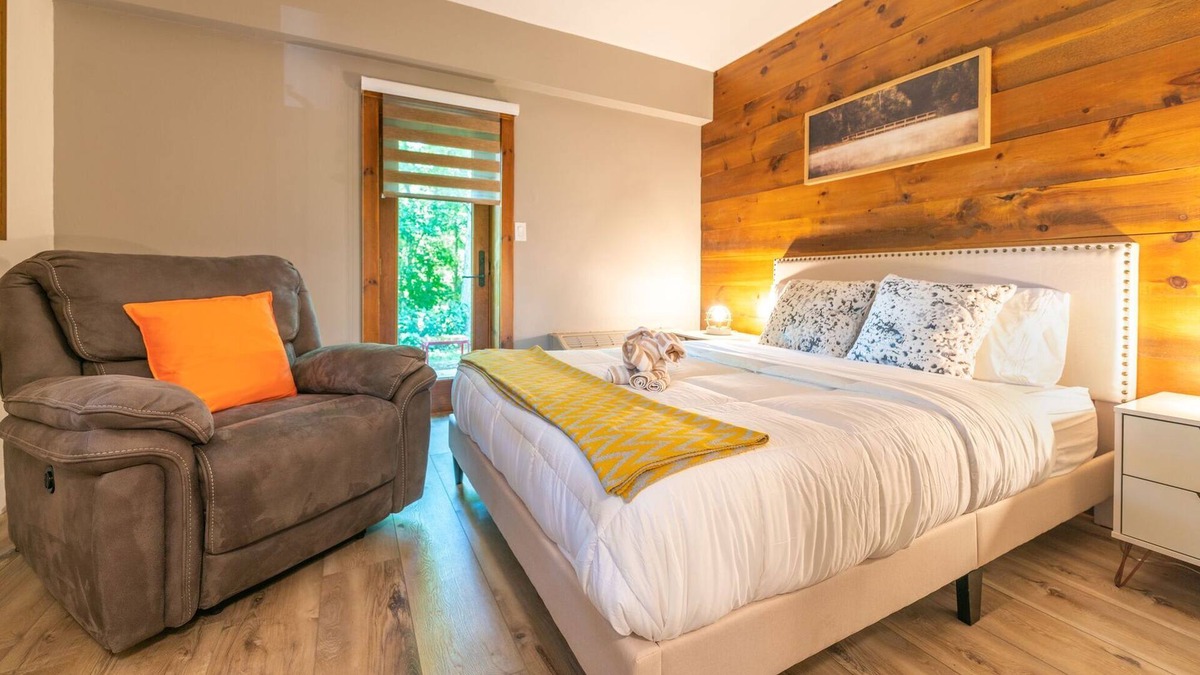 Lambertville House | Luxurious 2-Suite Barn in Lambertville