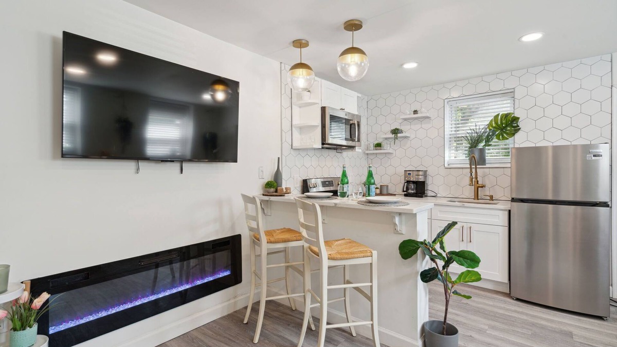 Kensington Apartment | Luxurious 2BD vacation rental, short term, central, family-friendly, free WIFI
