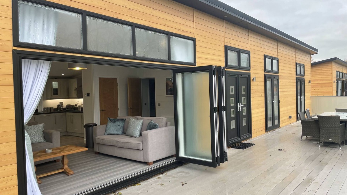Cambourne Cabin | Luxurious 3 bed Lodge with private hot tub close to city of Cambridge