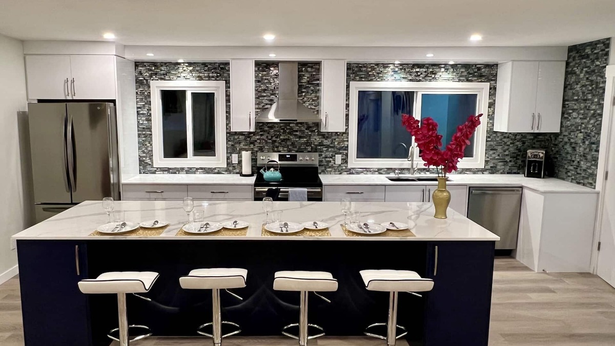 Highland Park House | LUXURIOUS 3 BR Home in CENTRAL Calgary b/W AIRPORT & Downtown