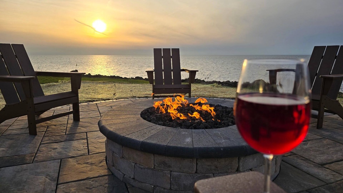 Mentor-on-the-Lake Cottage | Luxurious 3-BR Lakefront Cottage on Lake Erie - Book Your Lakeside Retreat Today