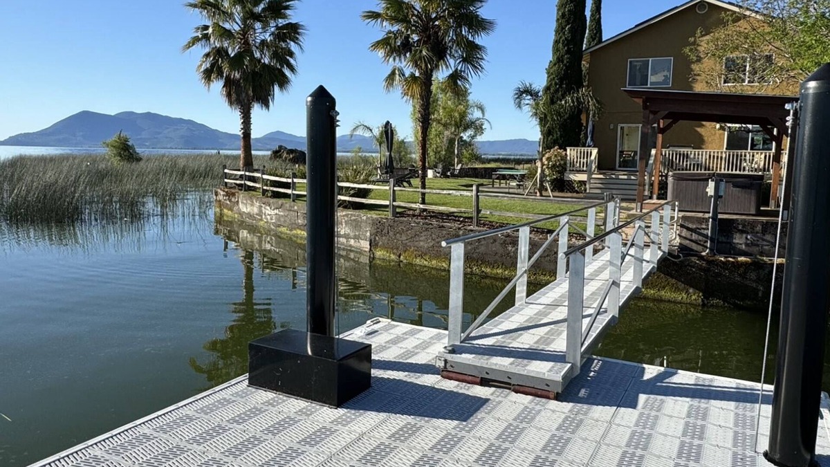 North Lakeport House | Luxurious 3000sq ft Lakefront Home on Point surrounded by Nature and Views!