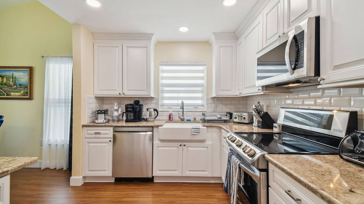 New Port Richey House | Luxurious 3bd/2ba Home with Heated Sald Water Pool