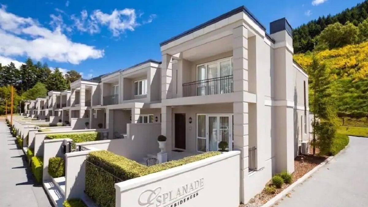 Queenstown Villa | Luxurious 3BD/2BR villa with lake views, designer interiors, flat walk-to-town!