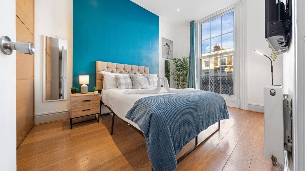 Royal Borough of Kensington and Chelsea Apartment | Luxurious 3BR Flat w/Balcony in Kensington for 7!
