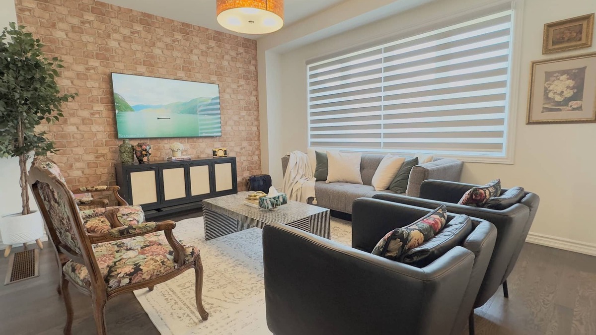 Thorold House | Luxurious 3BR Home with Hot Tub