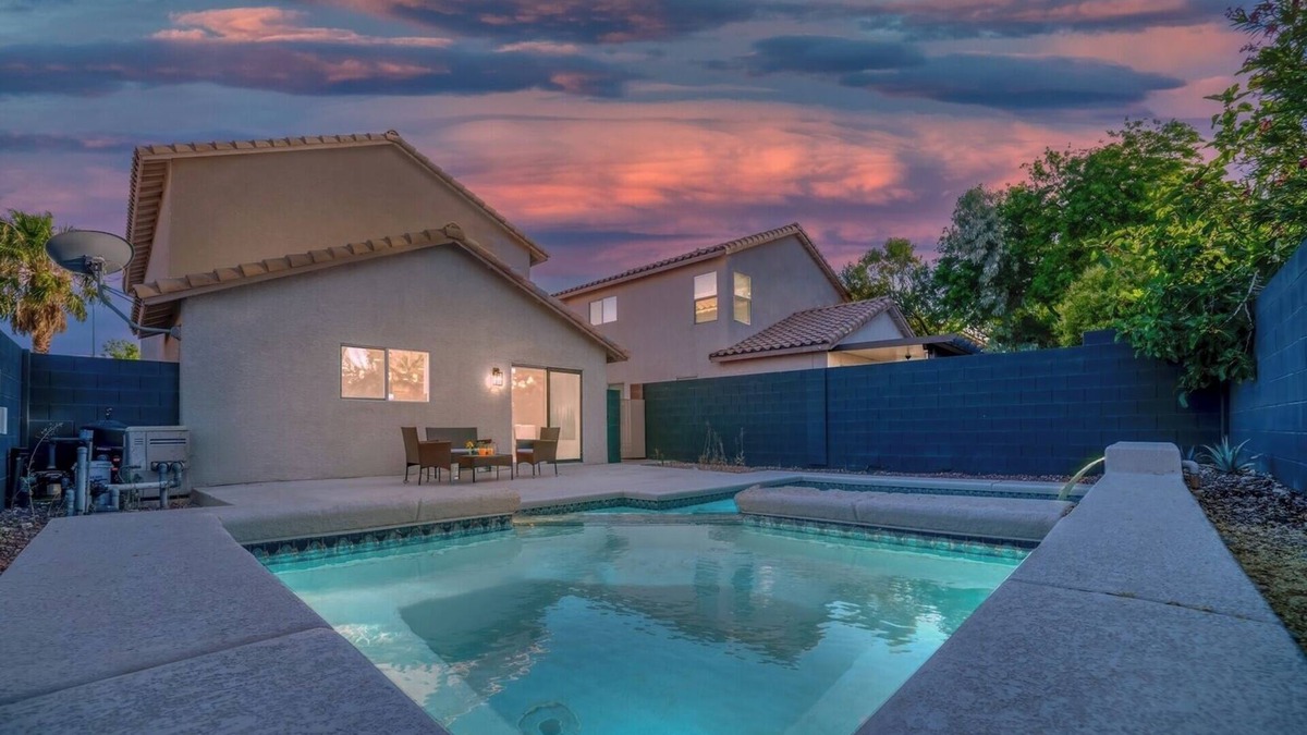Rhodes Ranch House | Luxurious 3BR Villa-Near Strip,Hot Spa&Pool, Gazebo w/Bar, BBQ & Alfresco Dining