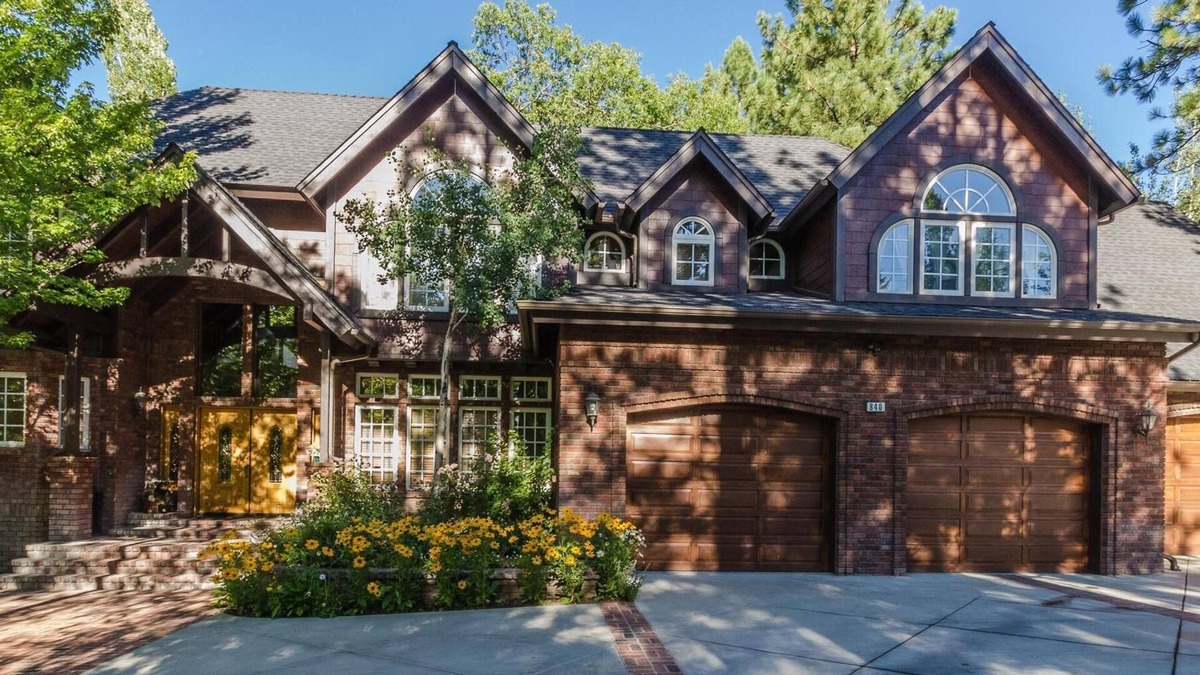 Fox Farm House | Luxurious 4,000 Sq Ft Estate. Ideal for Vacations