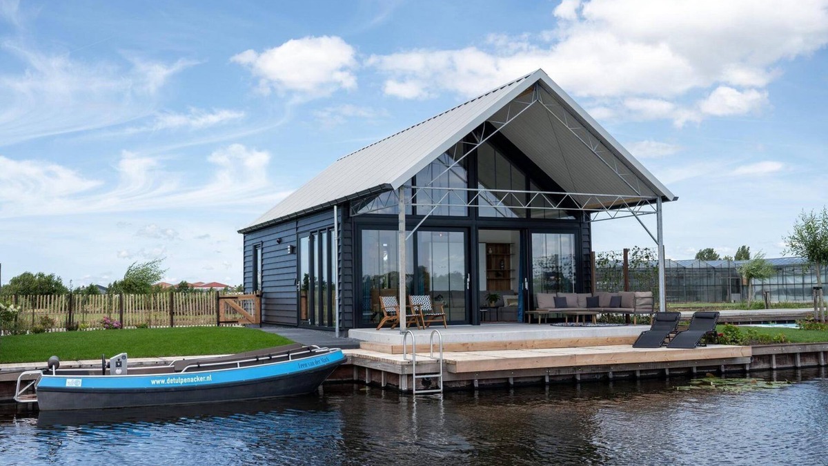 Municipality of Kaag en Braassem House | Luxurious 4-6 person holiday villa on the water.