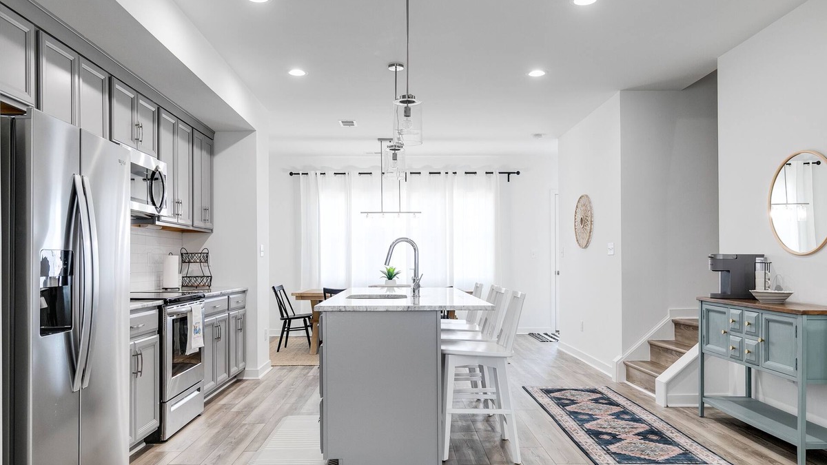 Issue House | Luxurious 4 Bedroom Vacation Getaway with Garage, Pool & Putting Green