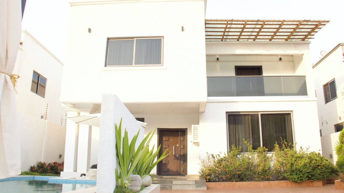 Santeo House | Luxurious 4-bedroom Ensuite Trassaco Home with Outdoor Pool