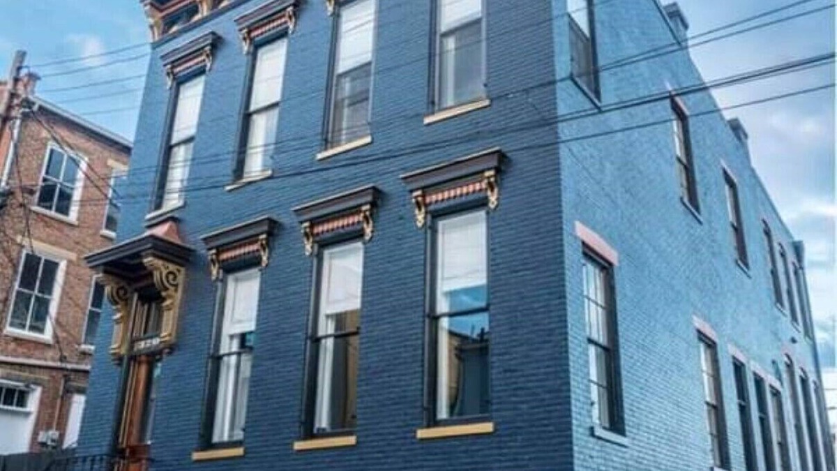 Madison House | Luxurious 4 Bedroom Home in Heart of Historic Madison's Downtown
