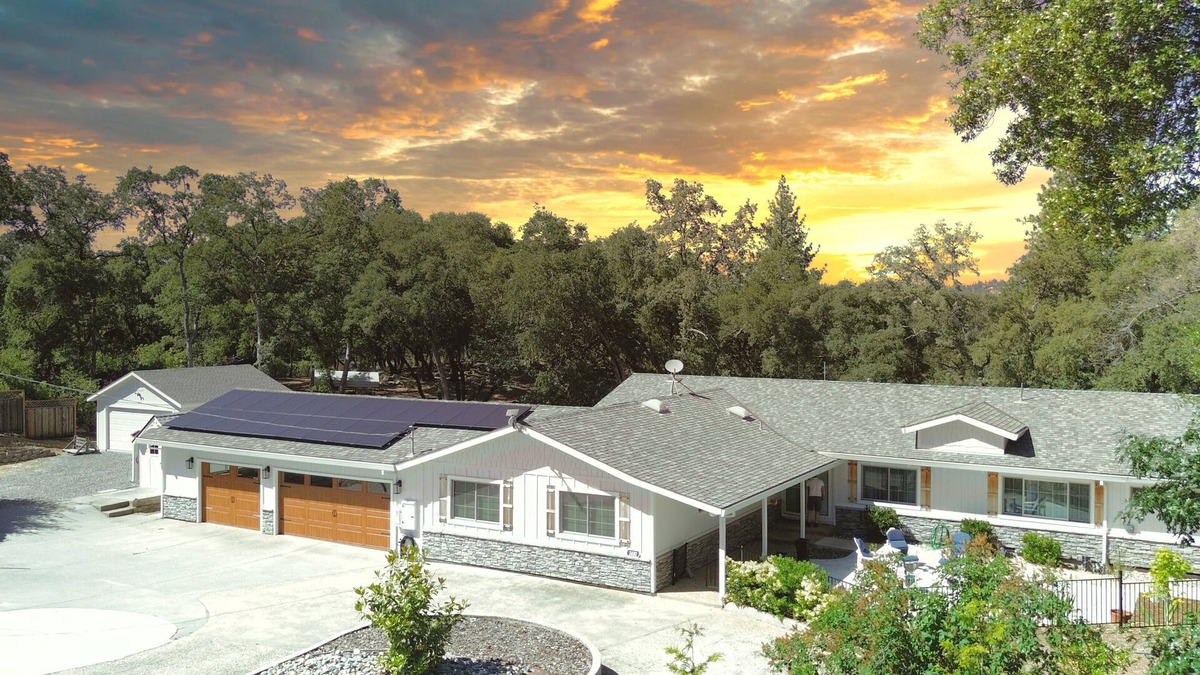 North Auburn House | Luxurious 4-bedroom house on 4.4 acres in delightful Auburn
