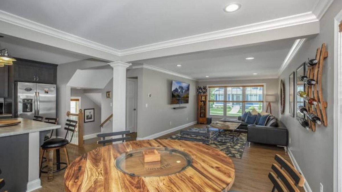 Northeast South Bend House | Luxurious 4-Bedroom House, 10-minute walk to Notre Dame