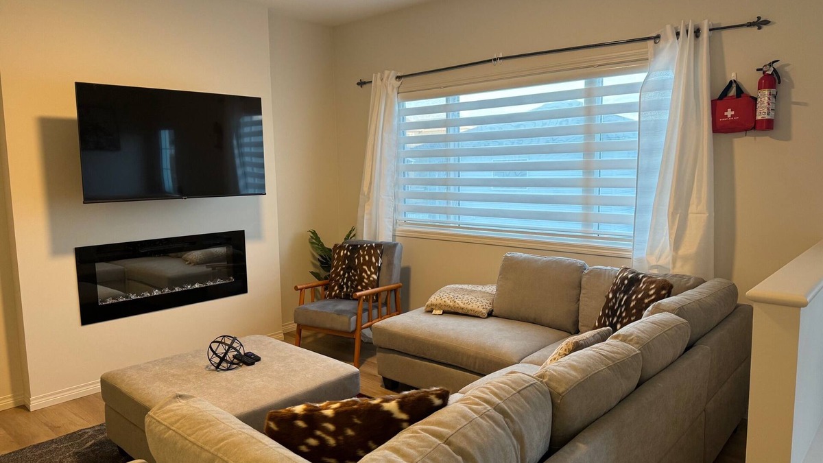 Northeast Edmonton House | Luxurious | 4 Bedrooms| Main Floor of House| Families| Groups| Individuals|