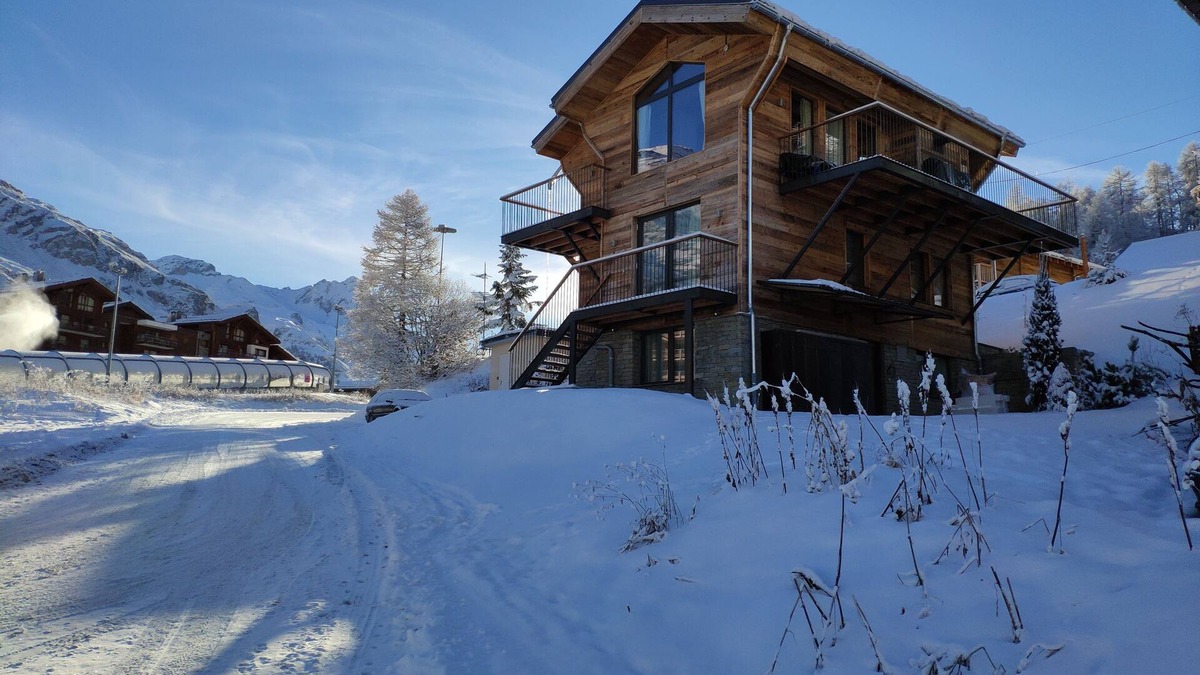 Les Boisses Ski Chalet | Luxurious 4 * Chalet, ski-in/out, on the slopes of Tignes, 5 bedrooms 14 people