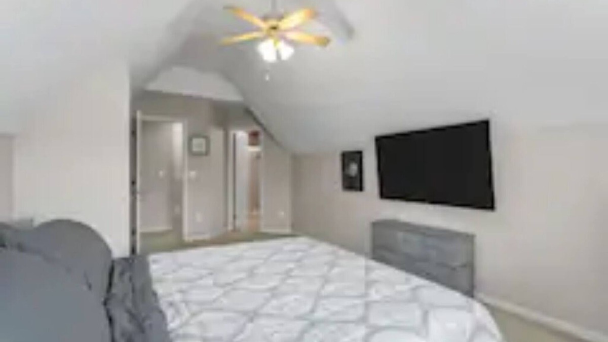 Overland Park House | Luxurious 4BD3.5BA Spacious Game Room Loft Big Yard