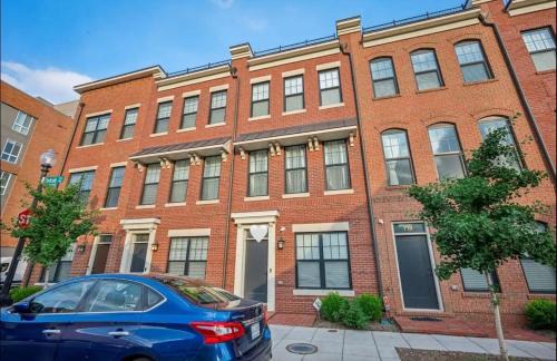 Dupont Circle House | Luxurious 4BR home with patio and parking x Fits 8 to 10