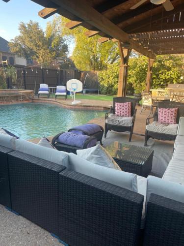 Frisco Villa | Luxurious 5-Bed home or villa with Pool, Jacuzzi, Media Room, Grill and large kitchen