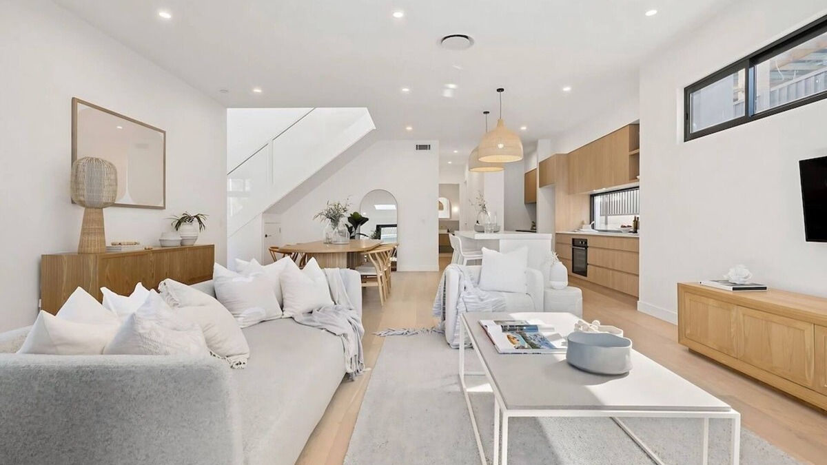 Miranda House | Luxurious 5 Bed Retreat + Pool near Gymea Village