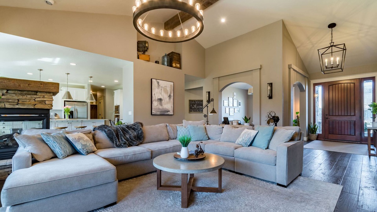 Eugene House | Luxurious 5-bedroom House - Convenient Location