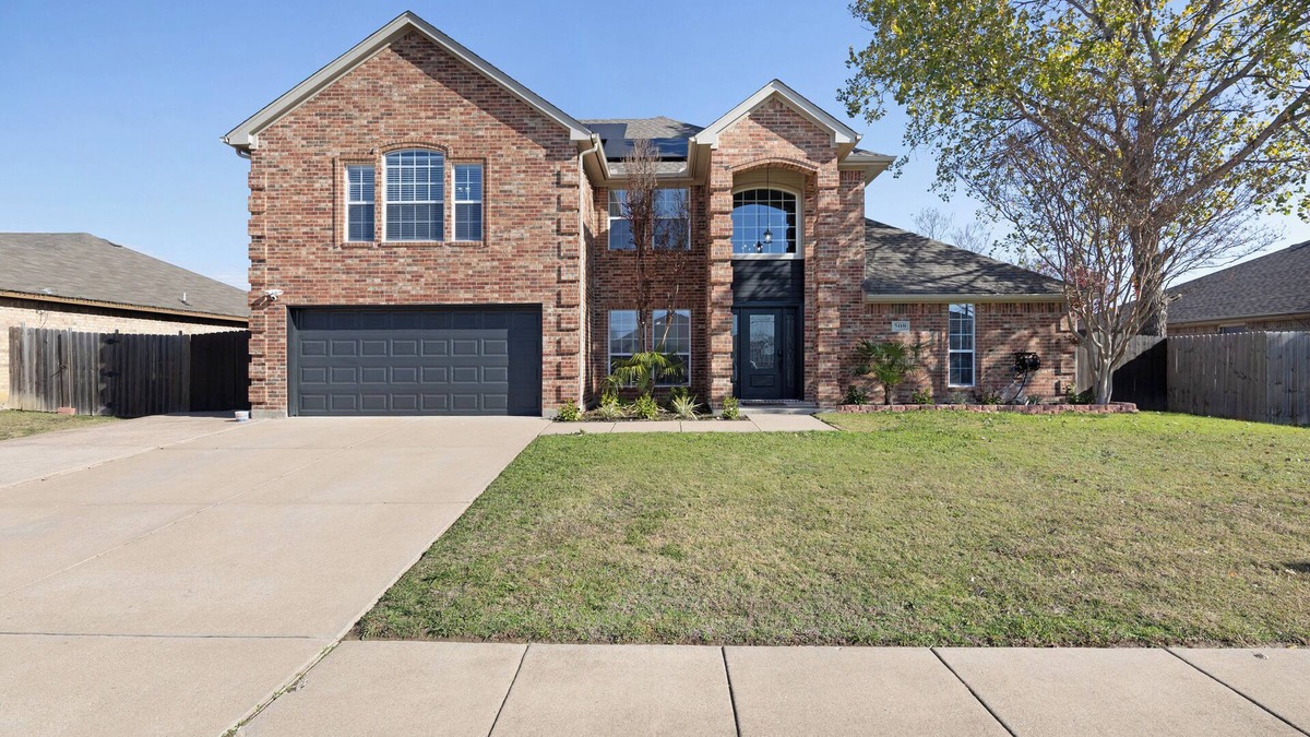 Burleson House | Luxurious 5-Bedroom Oasis with Pool in Fort Worth