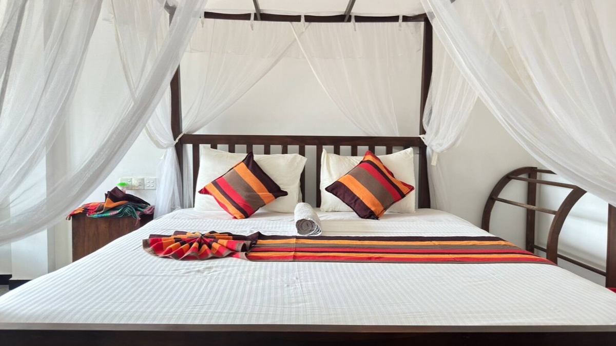 Mirissa Villa | Luxurious 5-bedroom villa with AC, WiFi, kitchen in welcoming Mirissa