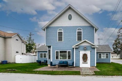 Sylvan Beach House | Luxurious 5 BR Home in the Heart of Sylvan Beach