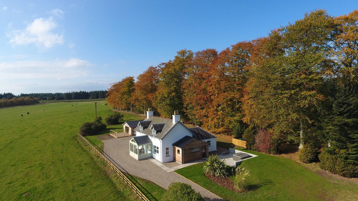 Perth House | Luxurious 5* Getaway in Exceptional protected lake location with Hot Tub - Perth
