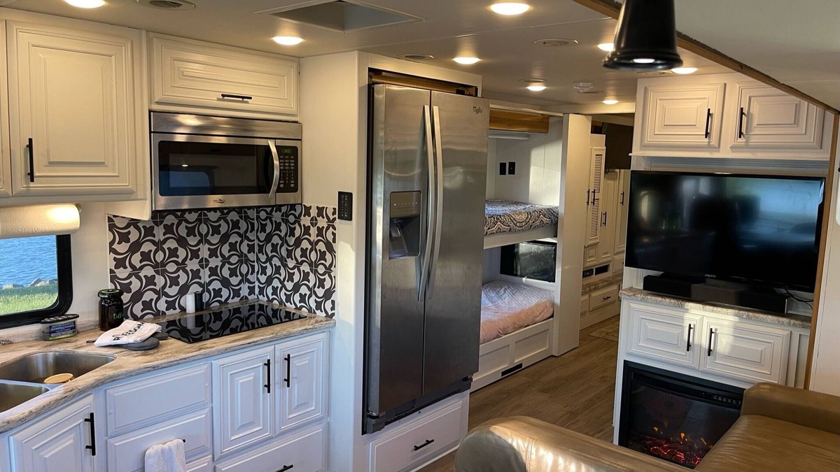 Lexington House | Luxurious 5BD 2BA Class A RV Thor Experience @ KHP