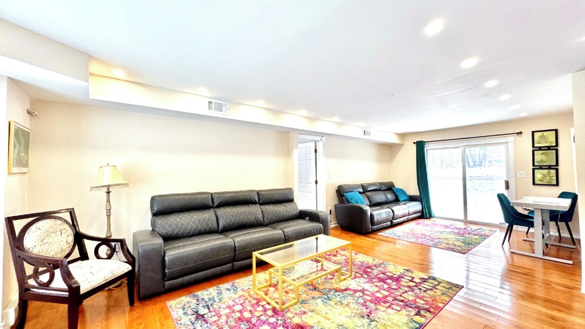Blakeslee House | Luxurious 5BD/3.5BA, Pool Table, Fireplace, Dining for 14ppl, 10 Min to Skiing