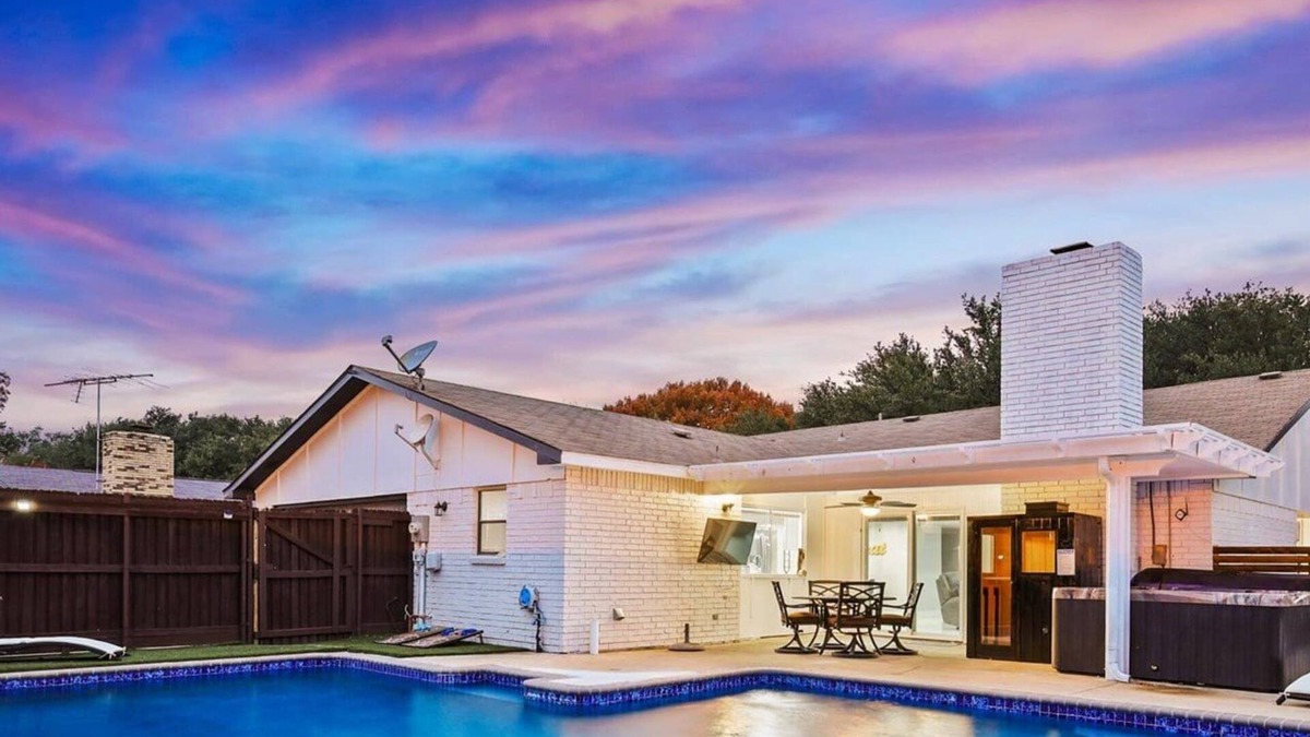 The Colony House | Luxurious 5BR/2B Home with Pool, Grill, Sauna & Game Room