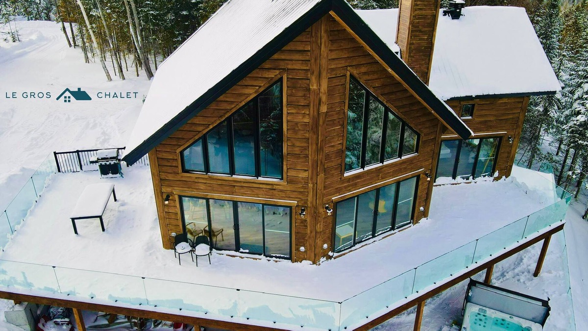 Chertsey Ski Chalet | Luxurious 5BR wood chalet, spa, fireplace, AC, high-speed Internet, kid-friendly
