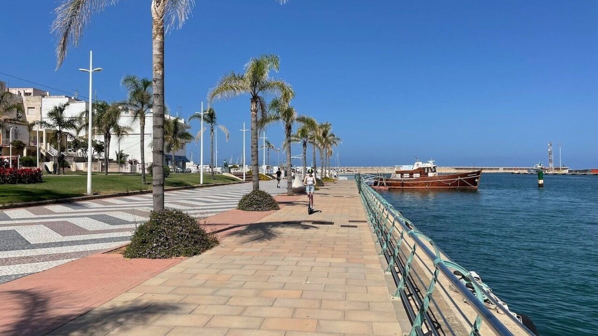 Gandia Villa | Luxurious 6 bed Villa: A/C, 3 bathrooms, office, private Pool & many Sun Decks